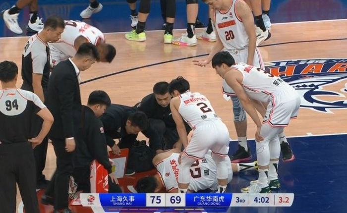澎湃新闻:周琦倒在了冬至之夜 他的2023一路坎坷|上海男篮|福建男篮|广东男篮|新疆男篮|杜锋_手机新浪网