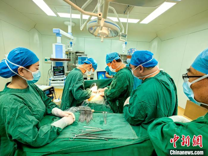 山医大一院的马晓博等专家通过手术指导、查房、讲座等方式“传帮带”。山医大一院供图