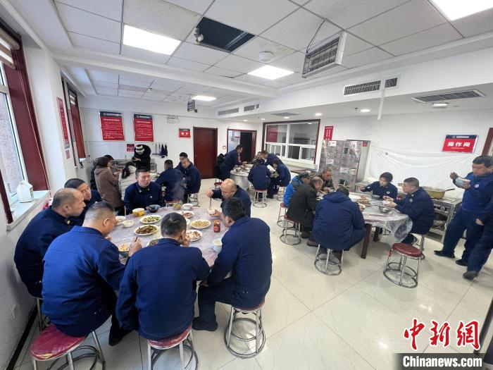 村民与消防员共进“饺子宴”。任婕 摄