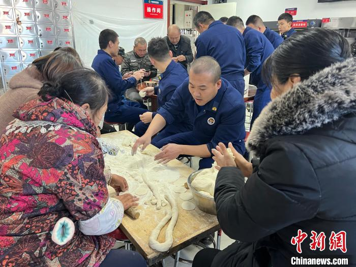 村民和消防员一起包饺子。任婕 摄