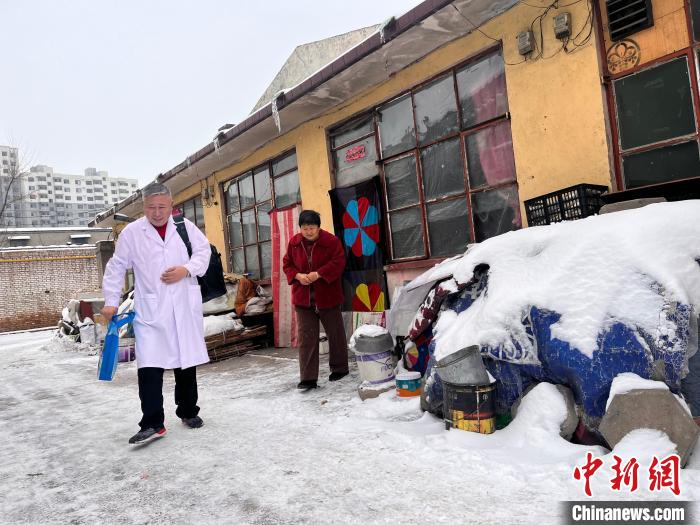 南七里寨卫生室村医刘丙厚上门为村民提供医疗服务。范丽芳 摄