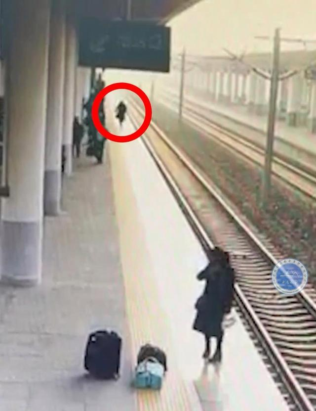 ▲肖新川（红圈内）奔向旅客 视频截图