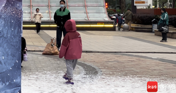 冲锋衣获得海南民众的青睐。记者 吴兴财 摄