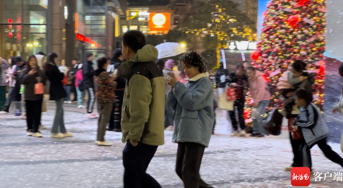 冲锋衣获得海南民众的青睐。记者 吴兴财 摄