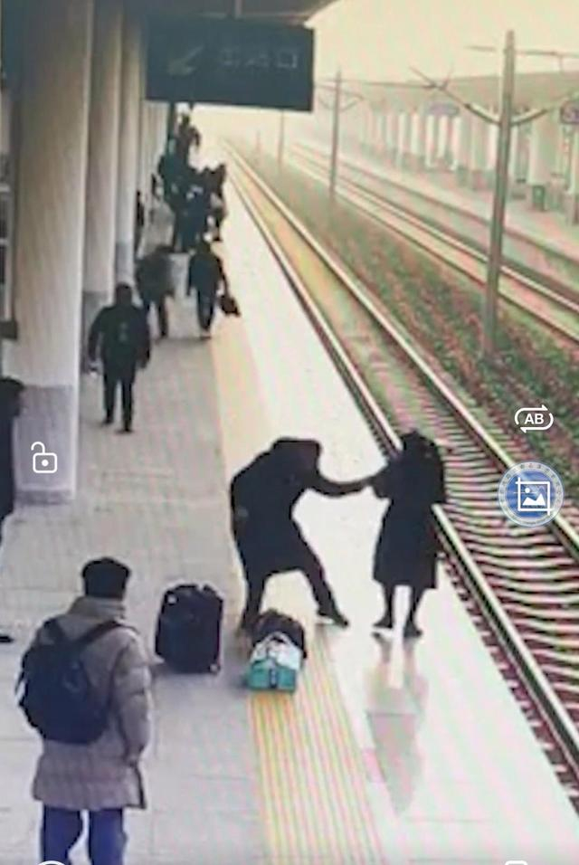 ▲肖新川将旅客拉回安全区域瞬间 视频截图