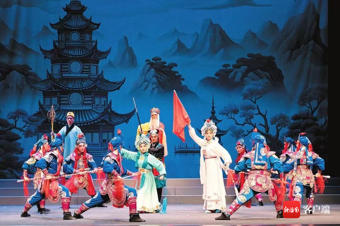 　　新版琼剧《白蛇传》剧照。 省琼剧院供图