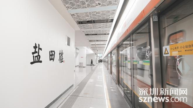 盐田墟站出站后步行约8分钟即可到达盐田海鲜街。