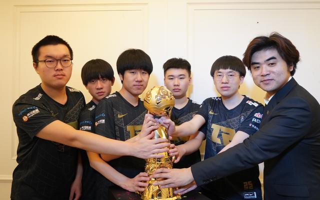 朱开（右一）带领RNG夺得2022年MSI（英雄联盟季中冠军赛）冠军。 受访者供图