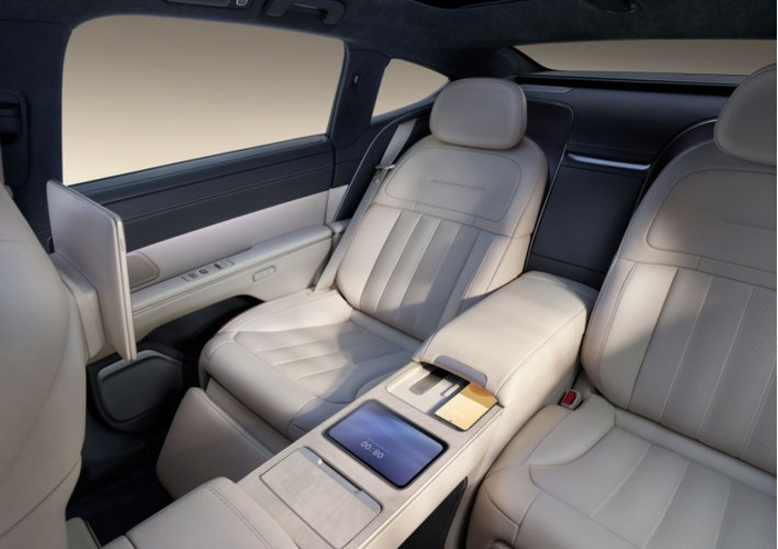 蔚来ET9贯穿前后排“行政桥”设计。 蔚来汽车供图 华龙网发