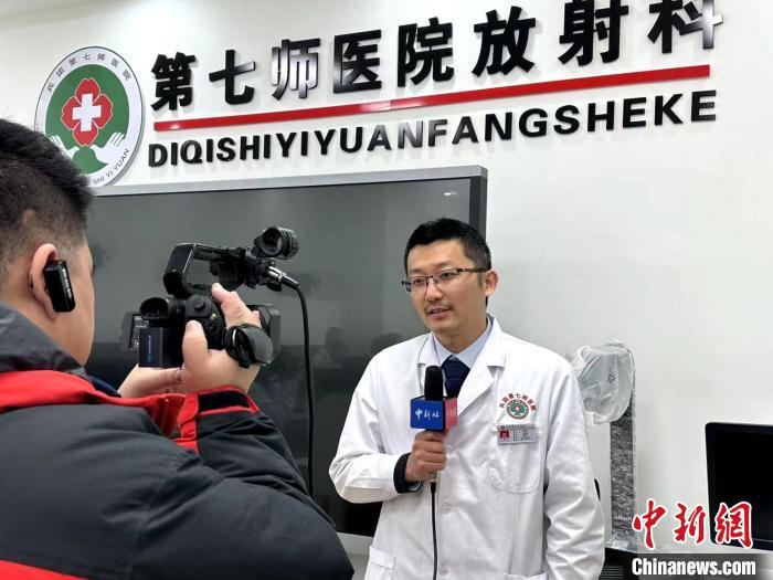 江苏淮安援疆医生胡国栋接受中新网记者采访。 李欣 摄