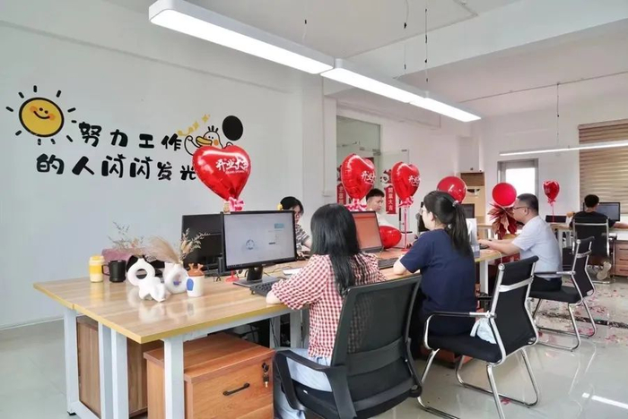何佳阳的电商团队大多都是95后、00后的年轻人。