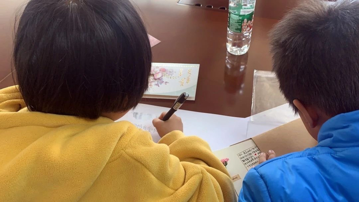 孩子们在给母亲回信。省女子监狱供图