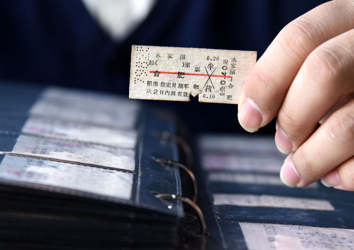 ↑这是青岛火车迷收藏的一张1979年的火车票。新华社记者李紫恒摄