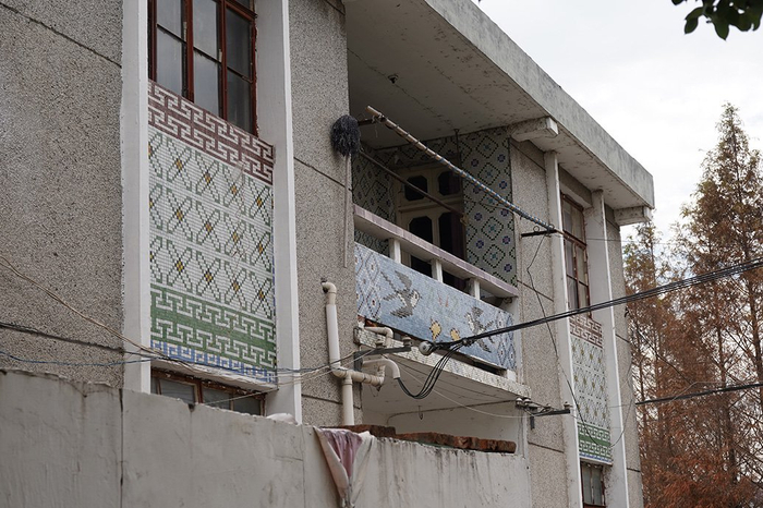 汇桥村，住宅墙面镶嵌了马赛克砖。澎湃新闻记者 陈悦 图