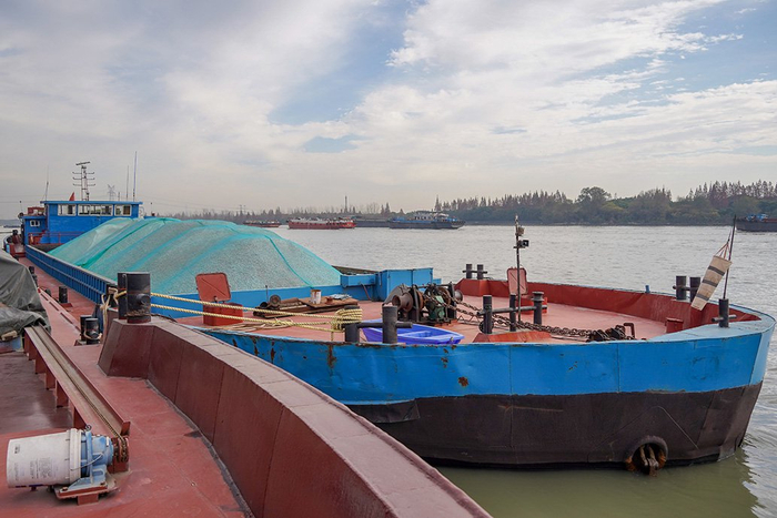 运砂船。澎湃新闻记者 陈悦 图