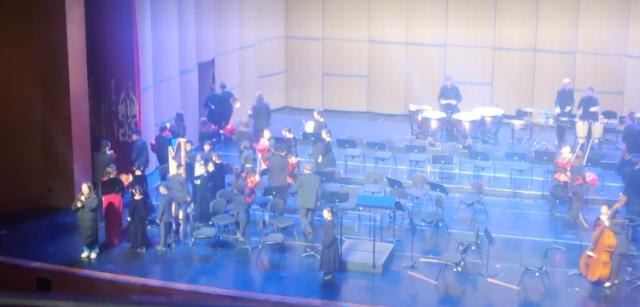 12月22日，比利时皇家爱乐乐团在观众“退票”声中退场。视频截图 