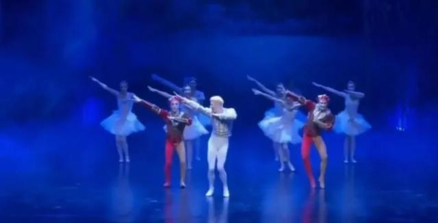 在谢幕时跳“科目三”的俄罗斯皇家芭蕾舞团也被指是著名“水团”。/视频截图