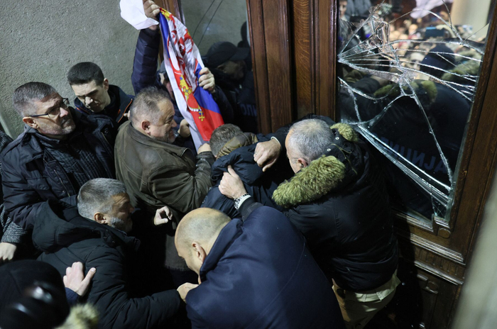 ▲示威者试图强行闯入贝尔格莱德市政厅