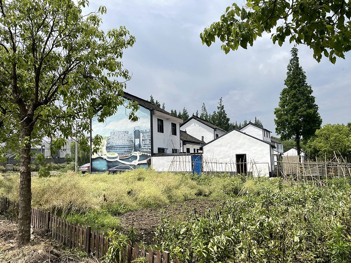 农宅外墙画了“佘山深坑酒店”，现已褪色。 周颖琪 图