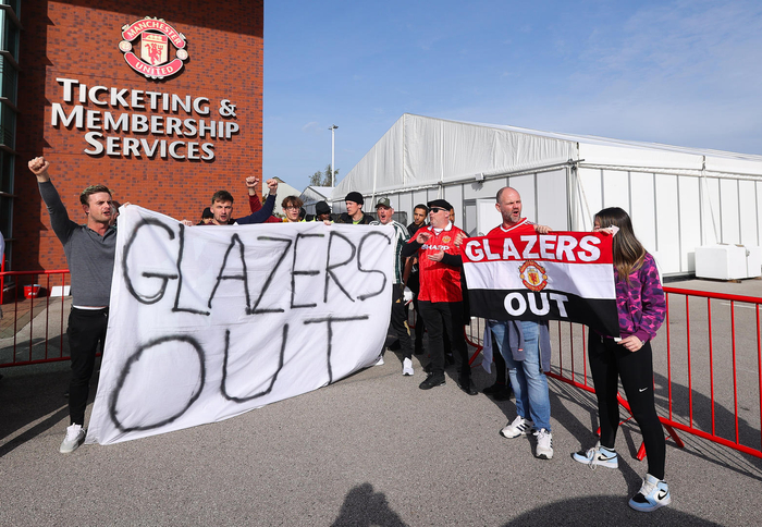 当地时间2023年10月6日，曼联球迷在俱乐部售票处外抗议格雷泽家族  图据视觉中国