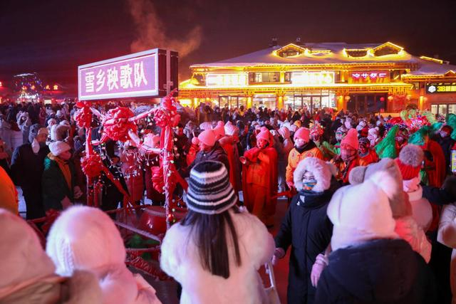 雪乡秧歌队载歌载舞。石启立 摄