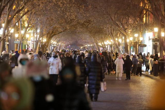 哈尔滨中央大街上游人如织。石启立 摄