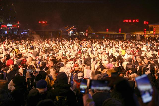 中国雪乡的“羽绒服”蹦迪，颇受游客欢迎。石启立 摄