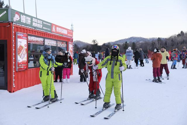 每到雪季，全国各地的滑雪爱好者就会齐聚亚布力，感受冰雪的魅力。石启立 摄