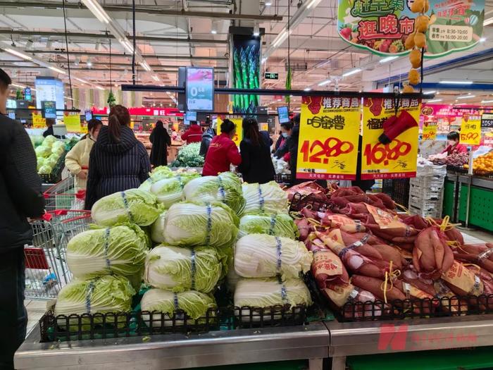  前期低价难卖的白菜，在寒潮过后开始涨价 图片来源：每经记者 彭斐 摄