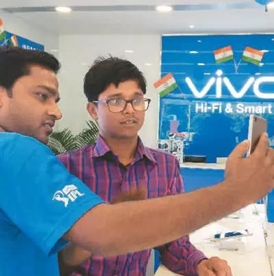 正在选购vivo手机的印度民众 图片来自网络