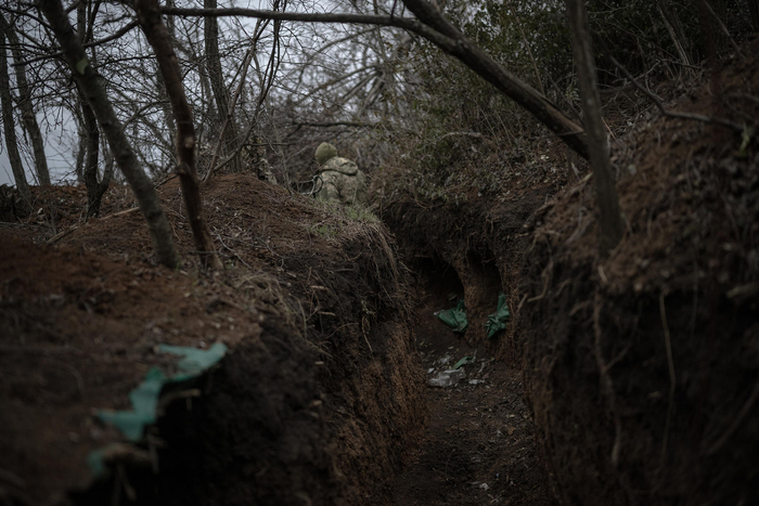 ▲12月5日，扎波罗热地区，乌克兰士兵在战壕中。图据视觉中国