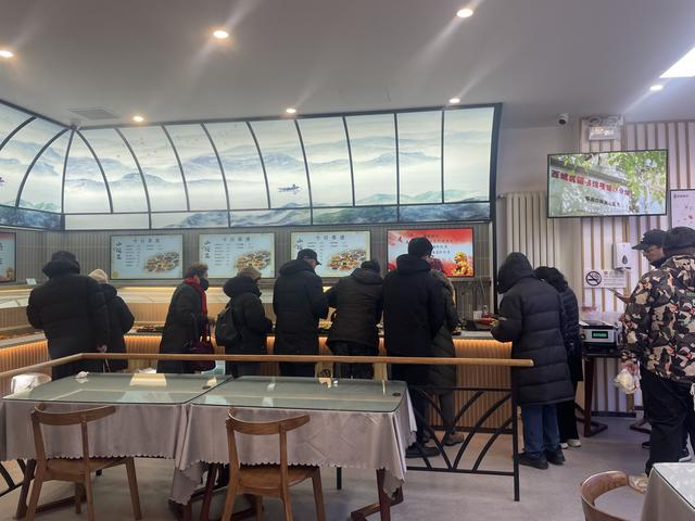 北京市西城区新街口街道父母食堂，顾客在排队。摄影/新京报贝壳财经见习记者 韦博雅。