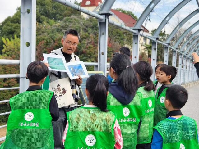 王西敏正带领孩子们参加观鸟活动。 受访者供图