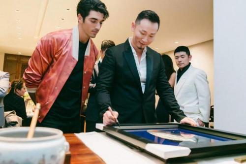 左和右图注:佩雷斯与知名中国当代艺术家徐喆和行业精英领袖们