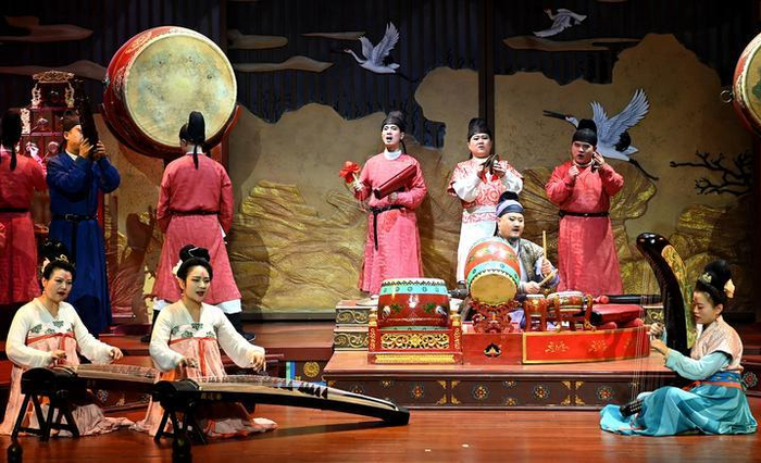 西安大唐芙蓉园内上演的舞台剧《鼓》。记者 刘潇 摄