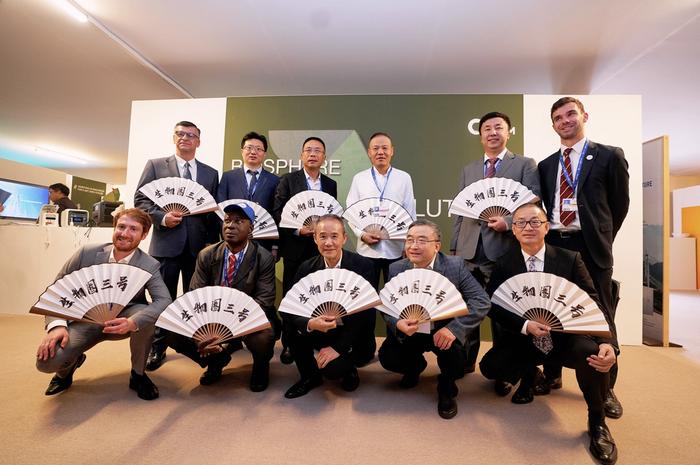 12月10日，中外企业家代表在COP28生物圈三号解决方案馆前留念。（生物圈三号供图）