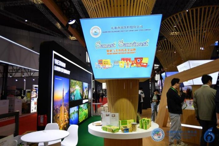 第六届进博会期间，庆和燕窝饮料股份公司在越南馆内宣传