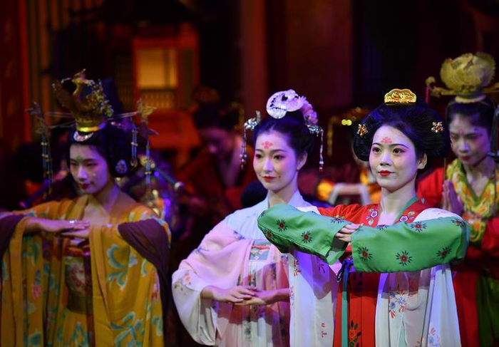 演员在西安长安十二时辰主题街区进行服装展示。记者 张博文 摄