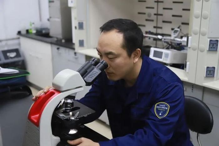 冯永安在实验室观察物质结构。受访者供图