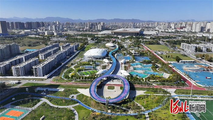 近日拍摄的石家庄高铁片区中央绿色体育公园。河北日报记者 史晟全摄
