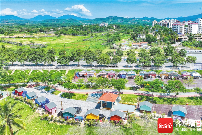乐东四月天公园入口处五彩色的市集小屋，增添城市品味。记者 王程龙 摄