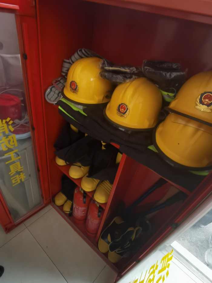 △塘桥小区微型消防站尽管牌子撤了，但里面两个一人高的红色消防工具柜还在。
