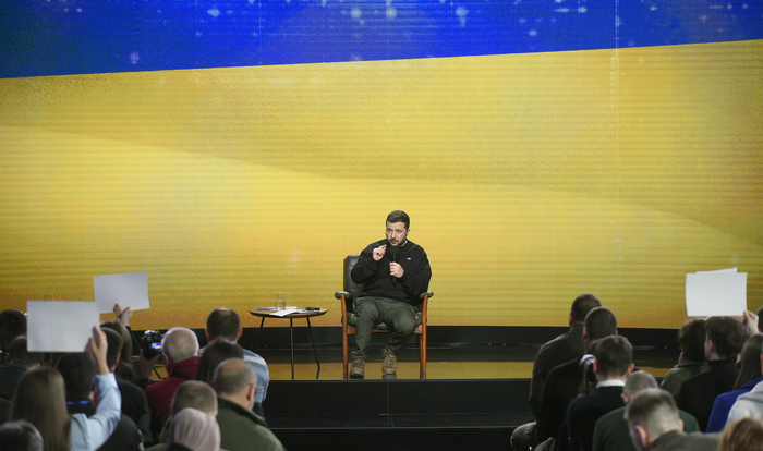 ▲泽连斯基在2023年度记者会上回答提问。图据视觉中国