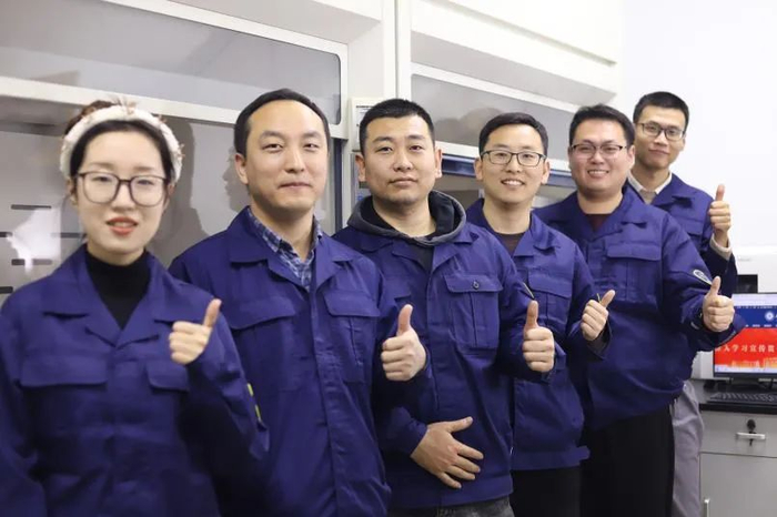 冯永安（左二）的课题组成员。