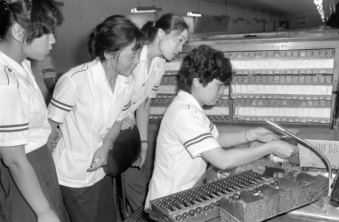 ↑这是1986年售票员们在观摩学习快速售票的操作方法。新华社记者吴祖政摄