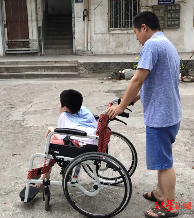 ▲父亲推着唐欣散步