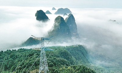 　　溪洛渡右岸电站送电广东±500千伏同塔双回直流输电工程线路。毛 强摄