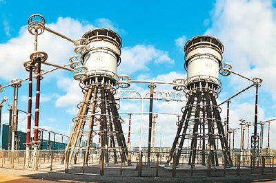 　　云南至广东±800千伏特高压直流输电示范工程楚雄换流站直流场设备。　杨 兵摄