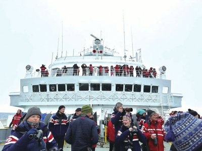 赴南极的科考旅行船上汇聚各国友人。李卓然供图