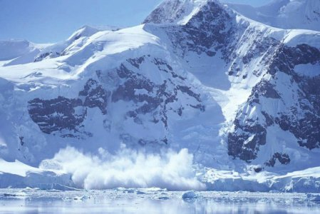 南极雪崩。涂庆博供图